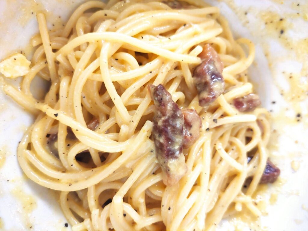 Auténtica pasta carbonara en Hostaria Romana, uno de los mejores restaurantes de Roma, centro de la gastronomía italiana