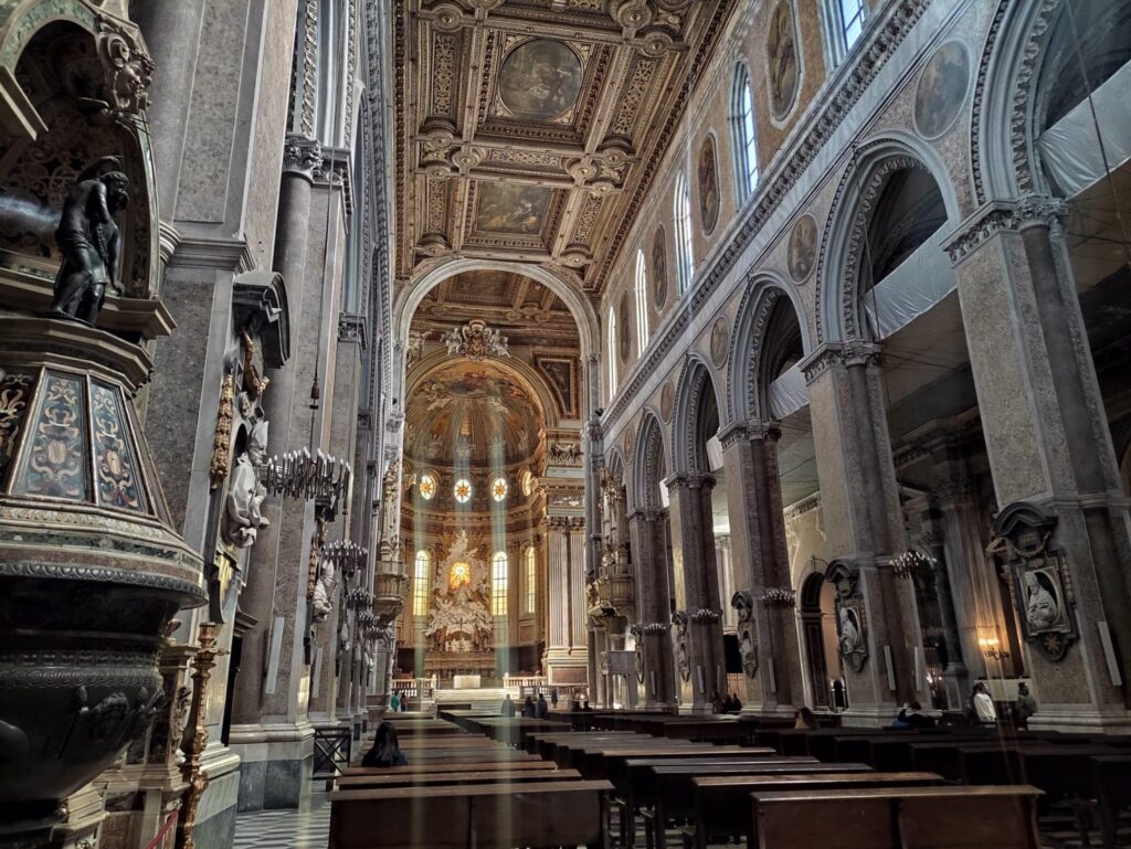 El interior de la impresionante catedral de Nápoles