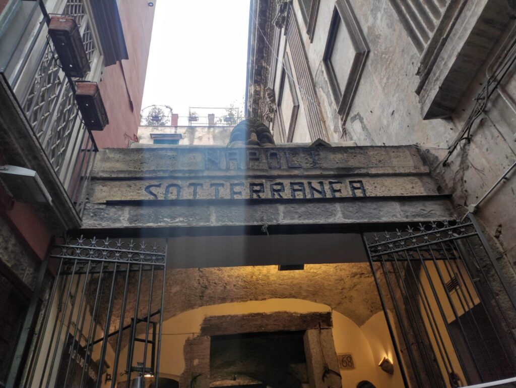 La entrada al subsuelo de Nápoles, una visita imprescindible