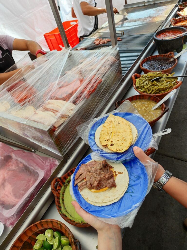 A punto de comernos unos deliciosos tacos callejeros en México