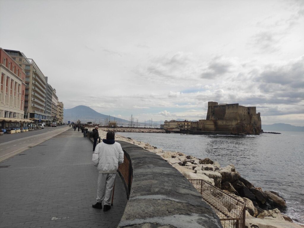 Vista del Vesubio desde el puerto de Nápoles
