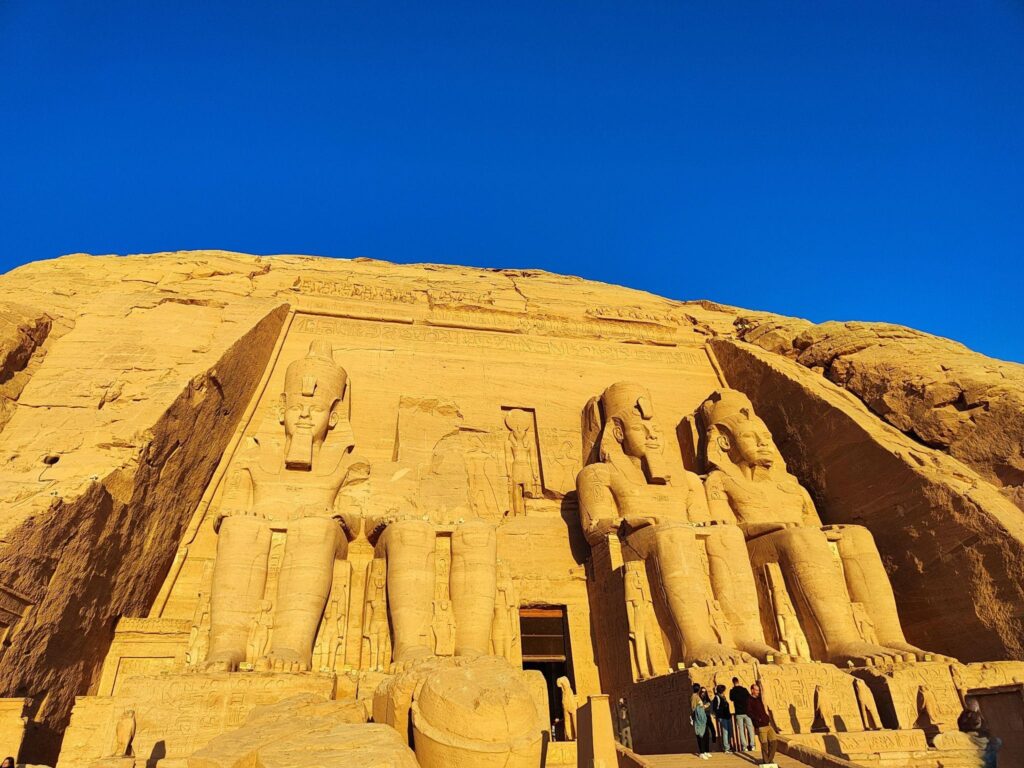Amanecer en Abu Simbel, Egipto