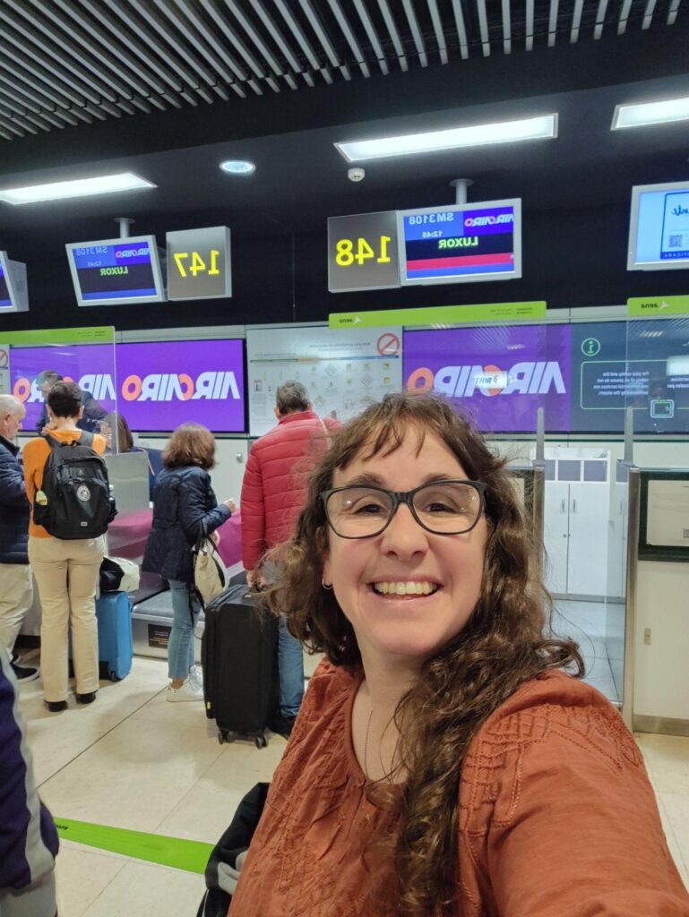 En el aeropuerto de Madrid muy feliz de volar rumbo a Egipto