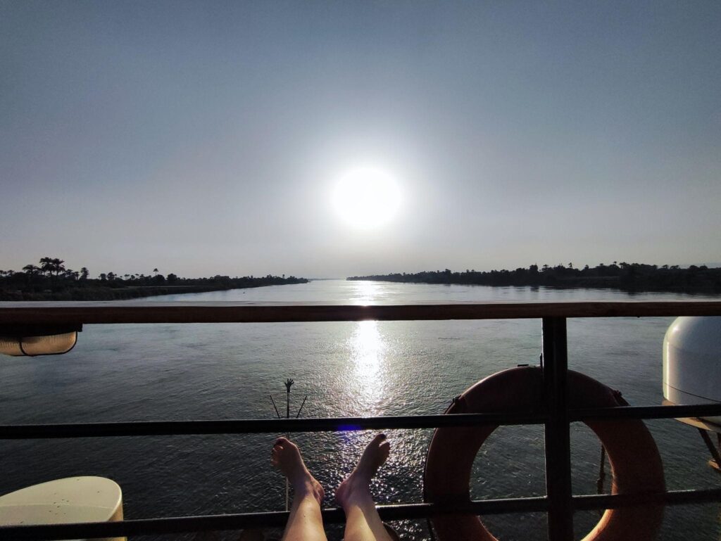 Disfrutando del atardecer en la cubierta del barco