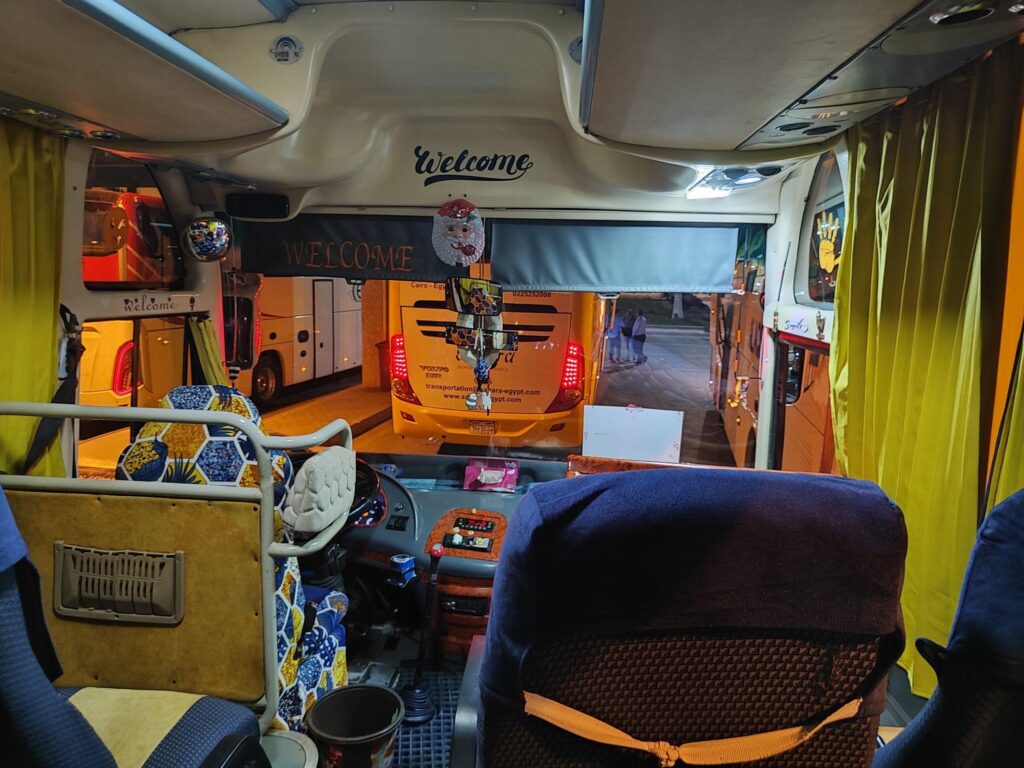 El autobús “vintage” en el que nos llevaron al barco