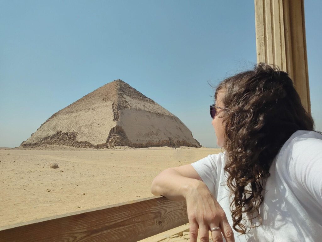 Admirando la pirámide acodada de Dashur casi en soledad