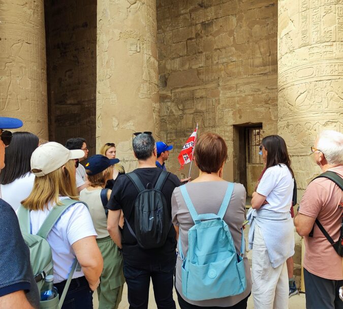Escuchando atentamente al guía en Egipto
