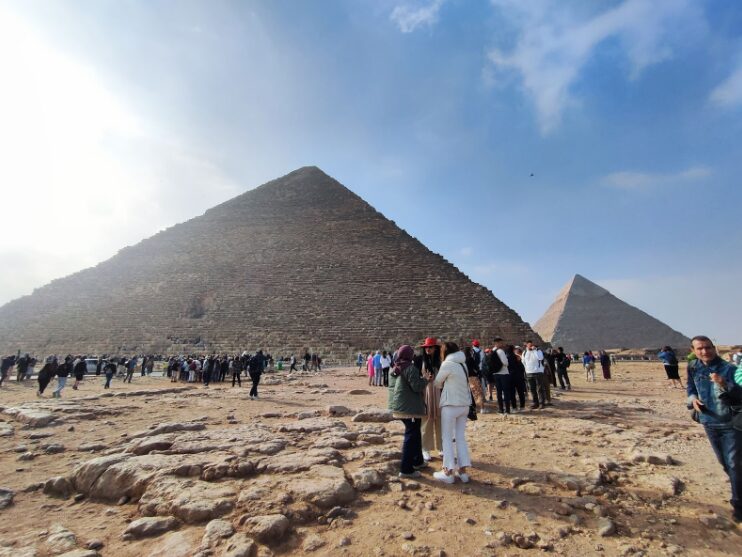 Turistas visitando las pirámides de Giza en Egipto