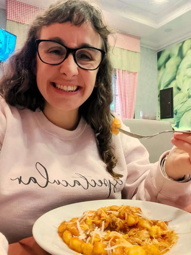 Disfrutando del ragú del restaurante Tándem en Nápoles