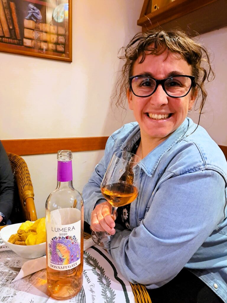 Brindo con rico vino italiano por tu estancia en Nápoles