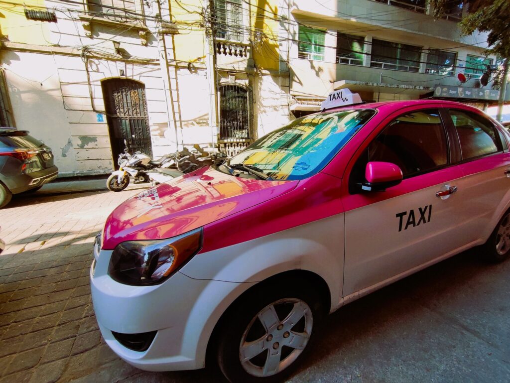 Los famosos taxis blancos y rosas de CDMX