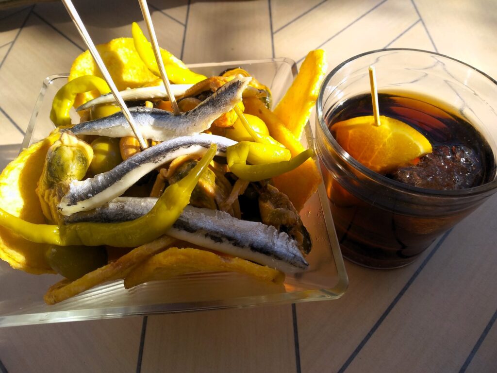 Vermut y picoteo en una terraza de Barcelona